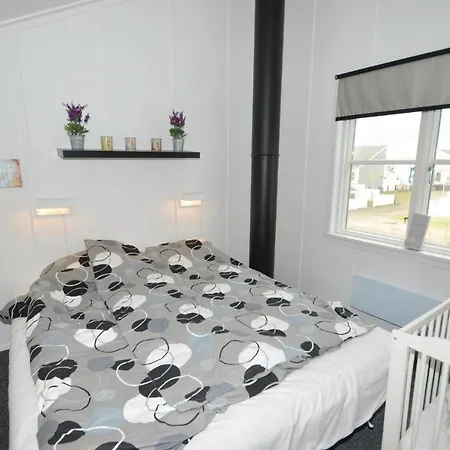 Three-bedroom Holiday With A Fireplace 05 *